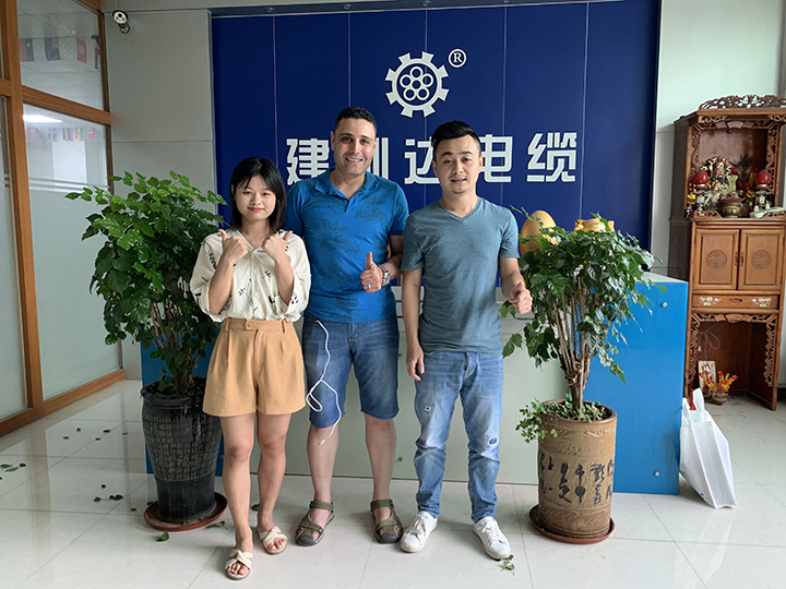 建圳達(dá)電纜客戶拜訪合拍圖 建圳達(dá)電纜客戶拜訪合拍圖