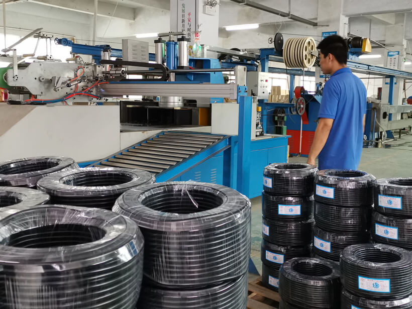 建圳達電線電纜有限公司，生產車間新鮮出爐的電纜成品